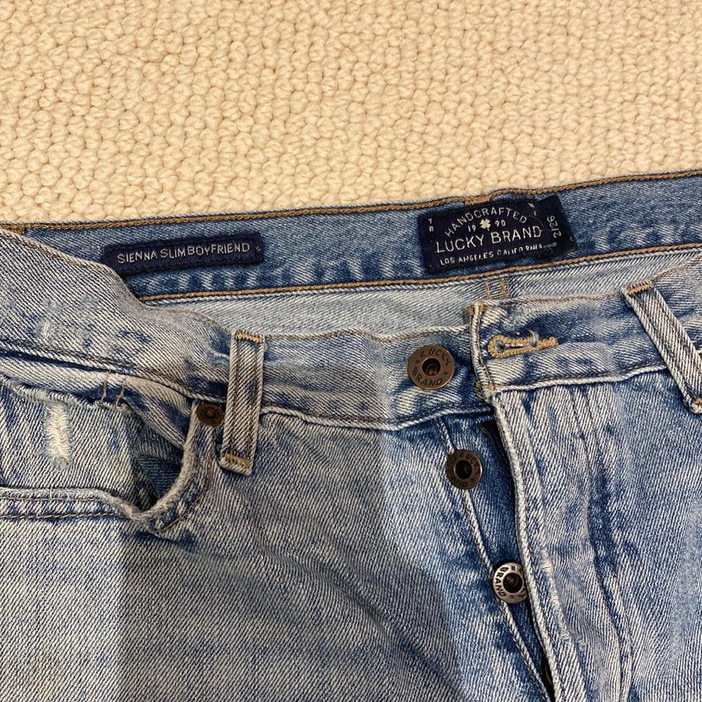 Lucky brand size 26 light wash distressed straight leg jeans